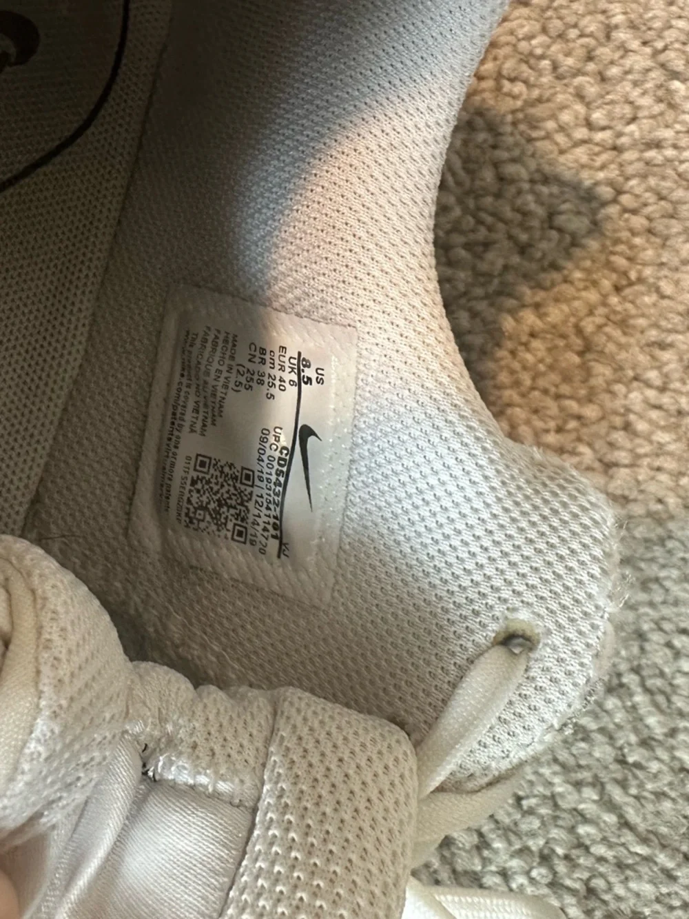 Nike White and Black Air Max Trainers - Picture 6 of 6